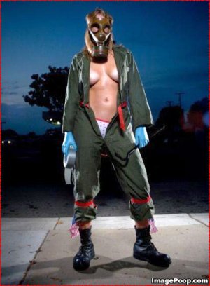 sexy_chick_in_gas_mask.jpg