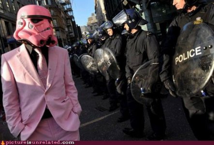 wtf-pics-pink-vader-police.jpg