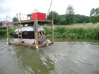 makeshift-houseboat.jpg