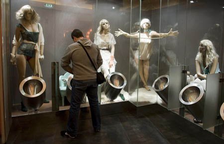 bathroom-mannequins-02.jpg