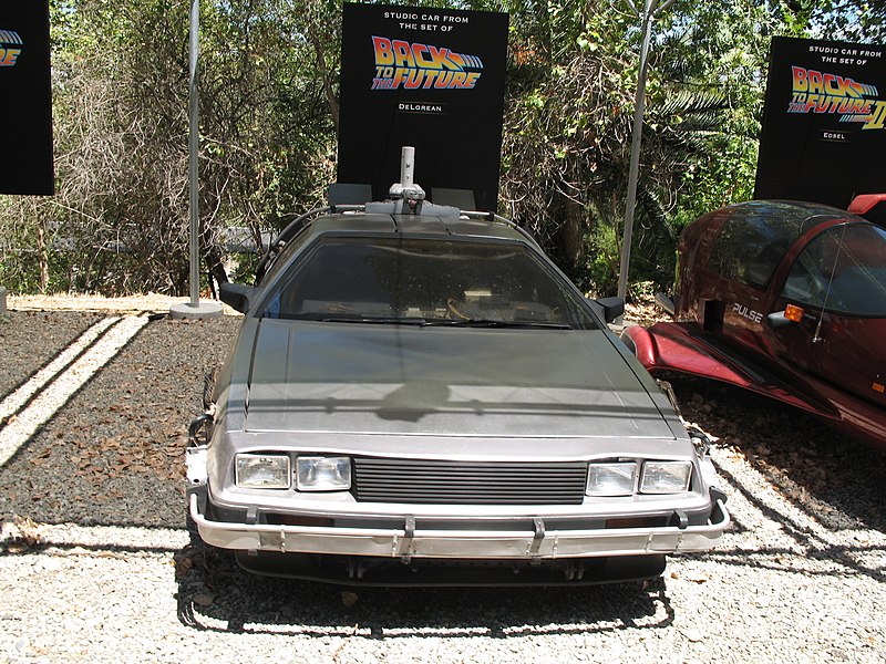 800px-Back_to_the_Future_DeLorean.jpg