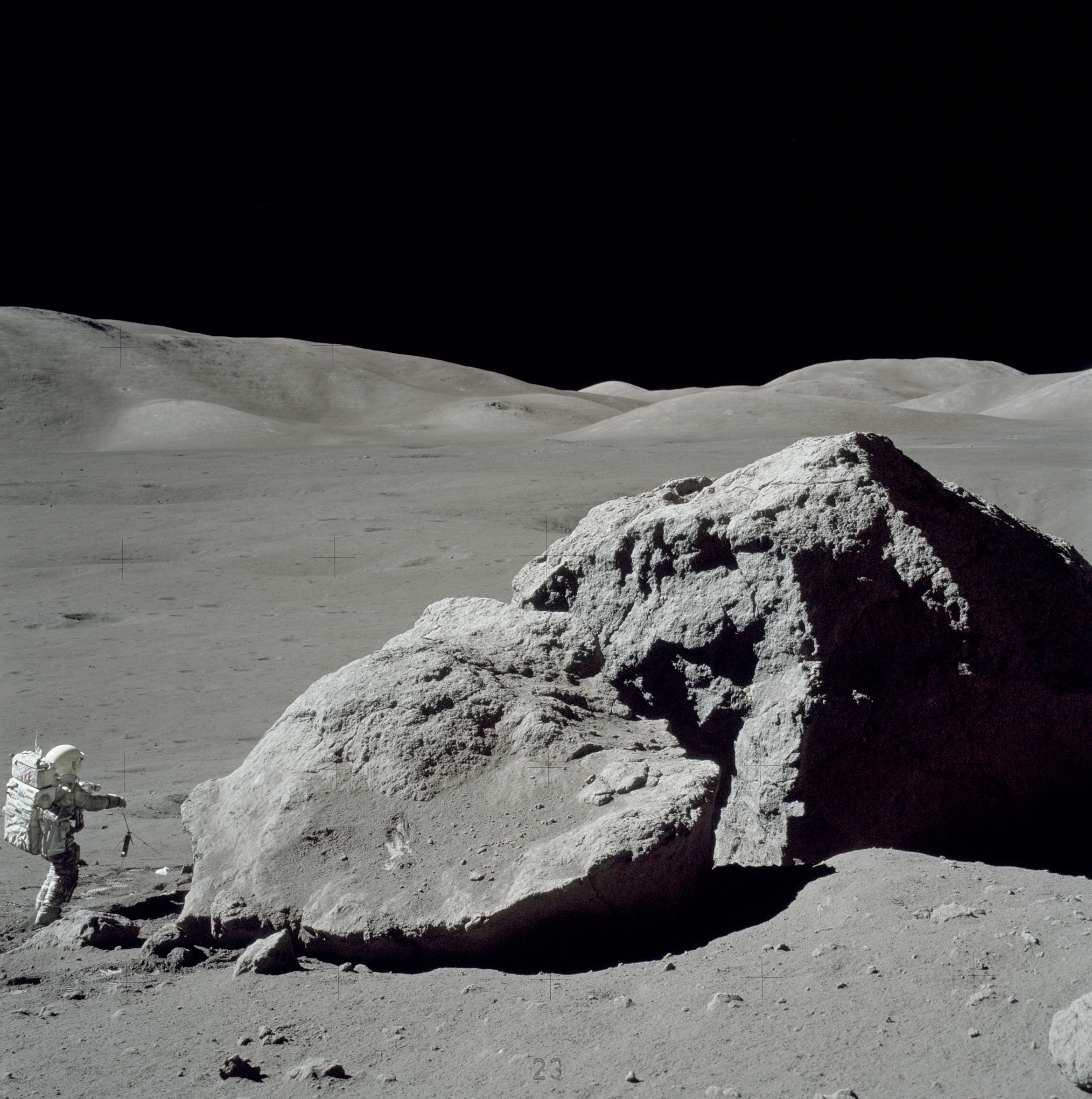 Moon-apollo17-schmitt_boulder.jpg